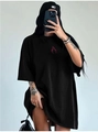 Dettaglio di una t-shirt oversize nera in cotone con logo a fiamma rossa sul petto - S / Nero