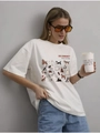 Dettaglio della stampa grafica Dog Community su t-shirt bianca in cotone a maniche corte - S / Bianco