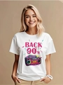 Primo piano di una t-shirt in cotone bianco con stampa radio vintage anni '90 sulla modella - S / Bianco