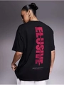 Detail eines schwarzen Oversize-T-Shirts aus Baumwolle mit ELUSIVE-Rückenprint - S / Schwarz Rückendruck