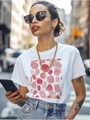 Dettaglio di t-shirt in cotone bianco con stampa astratta a pois rosa indossata in strada - S / Bianco