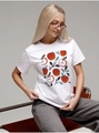 Detalle del estampado de manzana roja en camiseta blanca de algodón con cuello redondo - S / Blanco