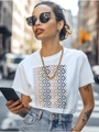Detailansicht des bunten Pixel-Rautenmusters auf dem weißen Premium-Baumwoll-T-Shirt - S / Weiß