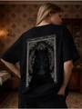 Detailaufnahme des gotischen Pferdeprints auf einem schweren schwarzen Baumwoll-T-Shirt - S / Schwarz Rücken Pferdedruck