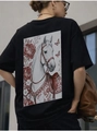 Dettaglio della stampa vintage con cavallo e fiori di peonia su t-shirt in cotone nero - S / Nero (Grafica Posteriore)