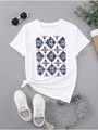 Flat lay di una maglietta in cotone bianco con stampa floreale e pantaloncini in denim grigi - S / Bianco