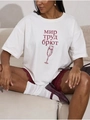 Detail eines weißen Baumwoll-T-Shirts mit rotem Grafikprint und burgunderfarbenen Shorts - S / Weiß
