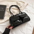 Borsa baguette nera in pelle lucida stile Y2K con doppie tasche cargo e finiture oro - Nero