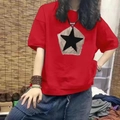 T-shirt larga in cotone rosso da donna con toppa pentagonale beige e stella nera - 3XL / Rosso