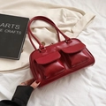 Elegante borsa a mano rossa in ecopelle lucida con tasche frontali e manici sottili - Rosso