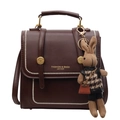 Dunkelbrauner Retro-Lederrucksack für Damen mit goldenem Logo und kleinem Hasenanhänger - Mit Anhänger / Braun