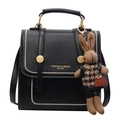 Schwarzer Vintage-Lederrucksack mit weißen Nähten und niedlichem Strickhasen-Anhänger - Mit Anhänger / Schwarz