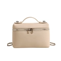 Minimalistische beige Lederhandtasche mit Kieselmaserung und silberner Kette auf weiß - Weiß