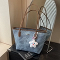 Borsa tote in denim blu scuro con manici in pelle marrone e ciondolo a stella - Senza Ciondolo / Blu