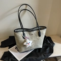 Borsa tote verde grigio con manici neri e ciondolo a stella in peluche bianca - Senza Ciondolo / Beige