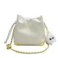 Bolso saco blanco crema con textura de mármol, colgante de peluche y cadena dorada - Blanco Roto