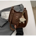 Bolso tipo cubo marrón de estilo vintage con colgante de peluche sobre fondo de tela suave - Sin Colgante / café