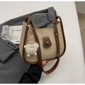 Bolso hobo bicolor beige y marrón con un lindo colgante de peluche incluido - Sin Colgante / Caqui