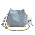 Bolso saco de cuero plisado azul claro con esquinas doradas y colgante de peluche - Azul
