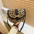 Borsa a sella leopardata con finiture in pelle nera e fibbia dorata alla moda - Nero