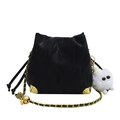 Bolso saco de cuero negro con esquinas doradas y un colgante de peluche blanco - Negro