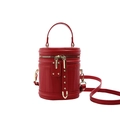 Elegante bolso cilíndrico rojo en cuero texturizado con detalles dorados - Rojo