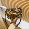 Borsa a sella con stampa leopardata con finiture in pelle marrone e fibbia dorata - Marrone