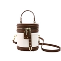 Bolso cilíndrico marrón y beige con textura ondulada y detalles de metal dorado - Marrón