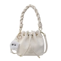 Bolso tipo cubo de cuero crema con asa trenzada y adorable colgante de monstruo - Blanco Roto