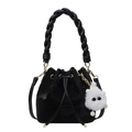 Elegante bolso bombonera de terciopelo negro con asa trenzada y colgante de peluche - Negro