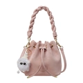 Bolso saco rosa minimalista con asa trenzada y colgante de peluche para mujer - Rosa