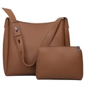 Set borsa tote in pelle marrone con pochette coordinata e fibbie argentate su sfondo bianco - Marrone