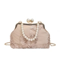 Champagnerfarbene Handtasche mit Blumenstickerei, Perlengriff und Goldkette - Khaki