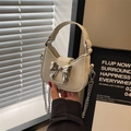Borsa a tracolla beige a mezzaluna con grande fibbia a fiocco in argento e catenella - Bianco Sporco