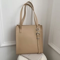 Minimalistische beige PU-Leder Einkaufstasche mit Silberösen und Schnallendetail - Khaki