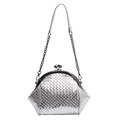 Zilveren geweven metallic shell bag met ronde sluiting en kettingriem op wit - Zilverijs