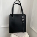 Minimalistische schwarze Shopper-Tasche aus Kunstleder mit silbernem Ring-Detail - Schwarz