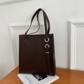 Minimalistische dunkelbraune Tragetasche aus weichem Leder mit silbernem Metallring - Kaffeebraun
