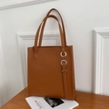 Minimalistische karamellbraune Leder-Shopper mit silbernem Metallring und langen Henkeln - Hellbraun