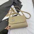 Borsa a mano in pelle martellata kaki chiaro con ciondolo a cigno e tracolla - Cachi