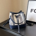 Borsa a secchiello a righe blu navy e beige con coulisse e base in pelle - Celeste
