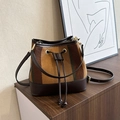 Borsa a secchiello tessuta a righe retrò con finiture in pelle marrone scuro e coulisse - Marrone