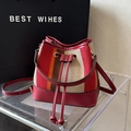 Borsa a secchiello in maglia a righe con finiture in ecopelle rossa e coulisse - Rosso