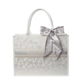Borsa tote bianca ricamata con motivi floreali e nastro decorativo viola sul manico - Grande / Bianco Sporco