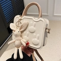 Piccola borsa beige a tracolla con goffratura a coniglio e ciondolo peluche - Bianco & Cachi