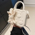 Elegante borsa a tracolla quadrata color crema con teste di coniglio a rilievo e ciondolo - Bianco
