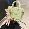 Piccola borsa a tracolla verde lime con teste di coniglio a rilievo e charm in peluche - Verde