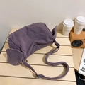 Lila Umhängetasche aus gewaschenem Canvas mit verstellbarem Riemen und Lagen-Design - Lila