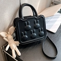 Elegante borsa a tracolla nera con rilievo di coniglio e ciondolo a forma di coniglio - Nero
