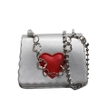 Mini borsa a tracolla argento con cuore rosso e catena floreale su sfondo bianco - Argento